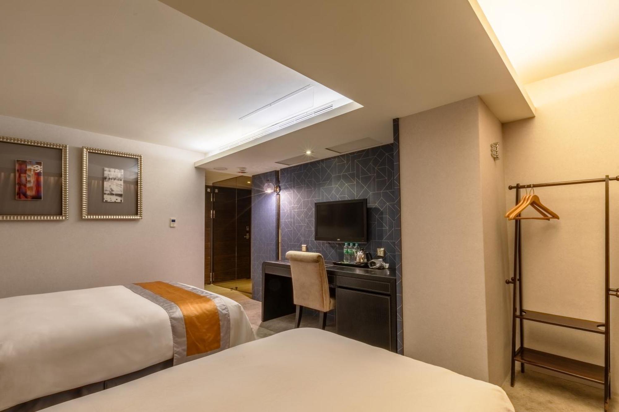 Ren Mei Fashion Hotel Taichung Room photo